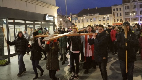 W historię Jezusa wplatają własną opowieść. Młodzi zapraszają na drogę krzyżową [wideo]