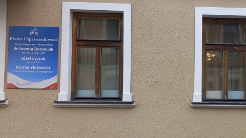 Gołą ręką wybił szybę w oknie biura posłanki PiS we Włocławku. Policja już go ma