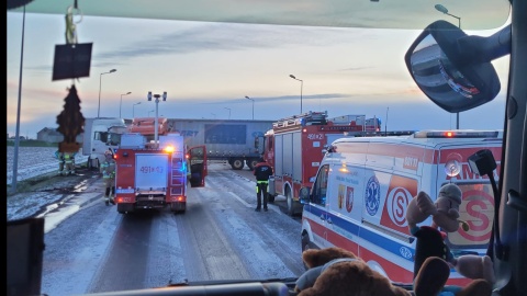 Zderzenie na Drodze Krajowej nr 10: dwie osoby trafiły do szpitala, jezdnia zablokowana