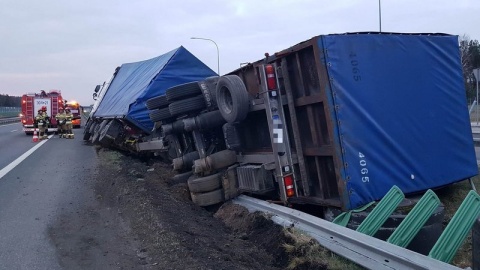 Kraksa ogromnej ciężarówki w Zielonce. Kierowca ponoć stracił przytomność [aktualizacja]