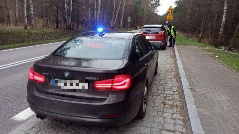 Przed policją ostrzegał innych kierowców światłami. Sam jechał bez uprawnień