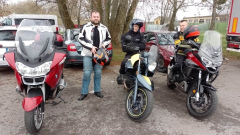 Pogonili zimę na motocyklach. Podczas jazdy czuje się wolność [wideo]