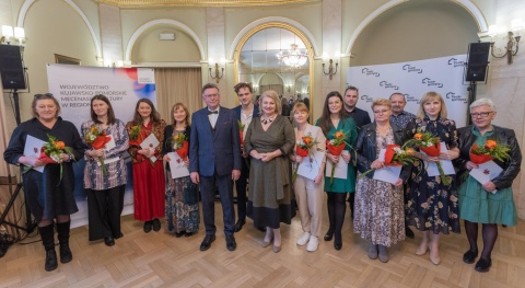 Teatr to nie tylko scena, ale też kasa czy pracownia krawiecka. Zasłużeni pracownicy uhonorowani