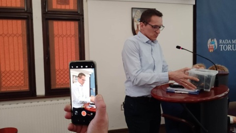 Na sesję rady miasta przyniósł kości. Czy dyrektor z toruńskiego ratusza złamał prawo