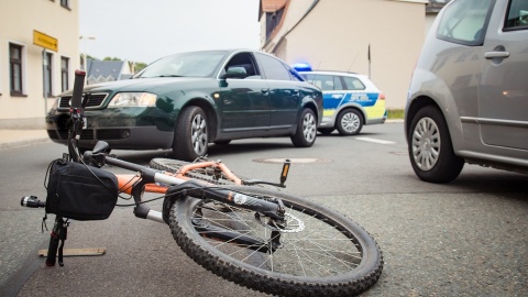 Nie żyje rowerzysta potrącony przez samochód. Cyklista jechał nie swoim pasem...