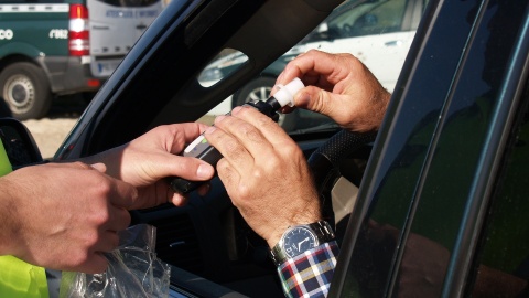 Początek długiego weekendu. Na drogach jest więcej policyjnych patroli