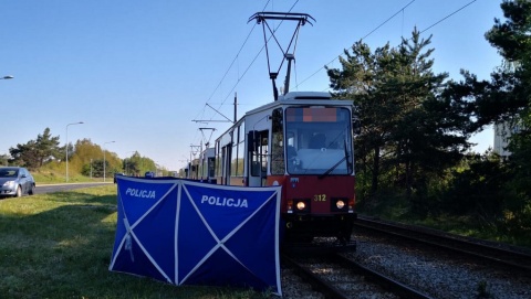 Tragedia w Fordonie. Chciał wsiąść do tramwaju, ale zahaczył o wagon i spadł na tory...