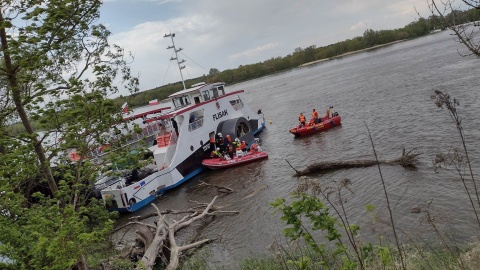 Awaria promu Flisak na Wiśle. Strażacy ewakuowali pasażerów pontonami [zdjęcia]