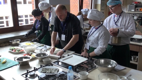 Gotują, wędzą, smakują i...leżą na trawie. Warsztaty w bydgoskim Gastronomiku [wideo, zdjęcia]