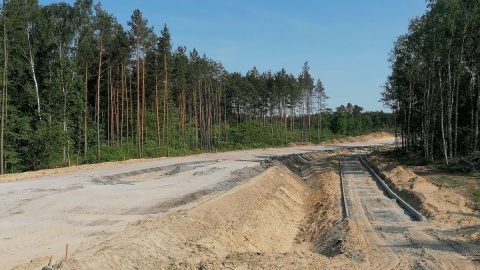 Nowa nawierzchnia, ronda i chodniki. Trwają prace na trasie Brzoza-Łabiszyn [zdjęcia]