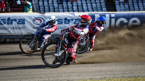 Polonia Bydgoszcz lepsza od Wybrzeża Gdańsk. Show skradł... wóz strażacki w roli polewaczki