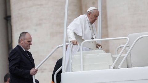 Watykan: Papież Franciszek ma być w środę operowany w pełnej narkozie [wideo]