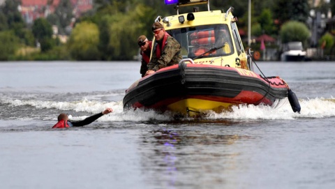 Nietrzeźwi na plaży Po spożyciu alkoholu można odpłynąć...na tamten świat