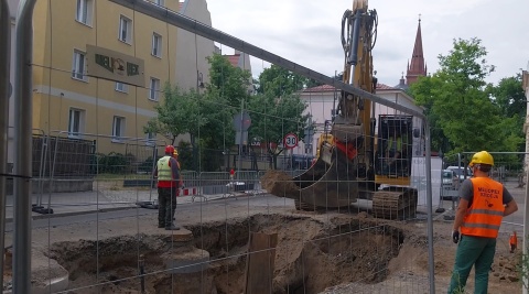 MWiK Bydgoszcz kończy robotę rozgrzebaną na rogu Reja i Skargi. Gdzie jeszcze kopią [wideo]