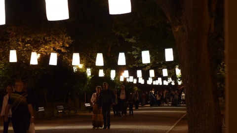 Park Solankowy rozbłysnął światłami Iluminacje na powitanie lata w Inowrocławiu