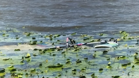 Windsurfer wpadł do wody i stracił drogi sprzęt. Pomogli mu policjanci z Włocławka