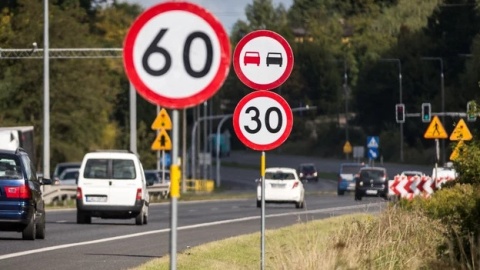 GDDKiA sprawdzi, czy na drogach nie ma zbędnych znaków. Kierowcy mogą pomóc