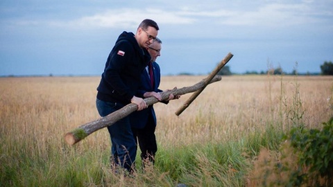 Premier Morawiecki oddał hołd ofiarom Rzezi Wołyńskiej w nieistniejącej wsi Ostrówki [zdjęcia]