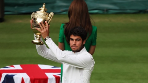 Wimbledon: Carlos Alcaraz dokonał niemożliwego. Hiszpan pokonał w finale Djokovicia