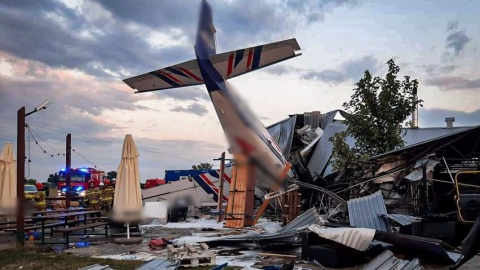 Mazowsze: samolot Cessna uderzył w budynek. Zginęło pięć osób, siedem jest rannych [wideo, zdjęcia]