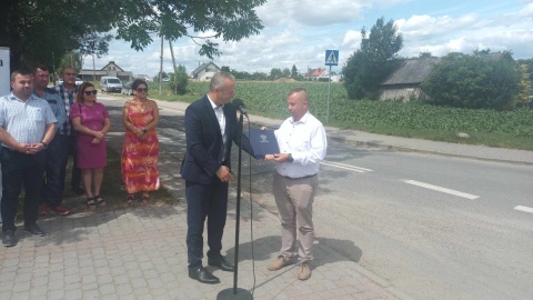 Do szkoły wyremontowaną drogą. Jest dotacja na prace w gminie Dąbrowa