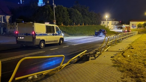 Za kierownicę wsiadła po pijanemu i bez prawa jazdy. Rozbiła auto na barierach