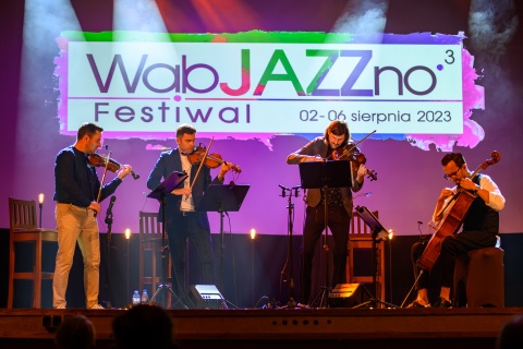 Swingująca parada, zabawa pod palmami. Święto jazzu w Wąbrzeźnie [program]