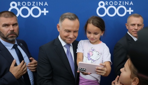 Świadczenie 800 plus dla rodzin - prezydent Duda podpisał nowelizację ustawy