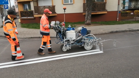 Na tych bydgoskich ulicach drogowcy malują poziome znaki. Można dostać mandat