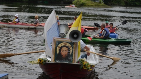 Na pamiątkę spływu Brdą ks. Karola Wojtyły i studentów. Kajakowa pielgrzymka w Smukale [wideo]