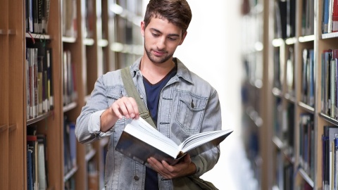 Dowiozą, odbiorą, ale czytać to już trzeba samemu Ciekawa oferta biblioteki z Włocławka