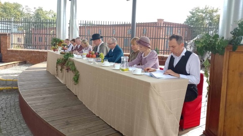 Teatralne przedstawienie jednej sceny. Toruńscy aktorzy wzięli udział w Narodowym Czytaniu [wideo]