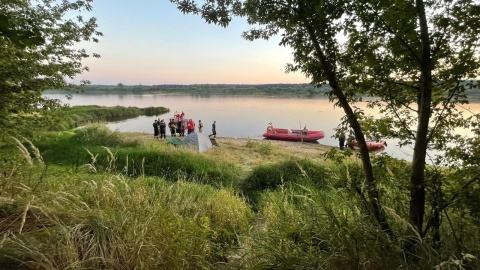 Syn uratowany, ojciec zniknął w nurcie Wisły. Rano poszukiwania zostały wznowione