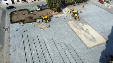 Zrywają beton ze Starego Rynku. We Włocławku zieleń będzie biła po oczach