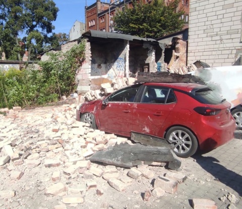 Runęła ściana, cegły spadły na samochody. Katastrofa budowlana w Inowrocławiu