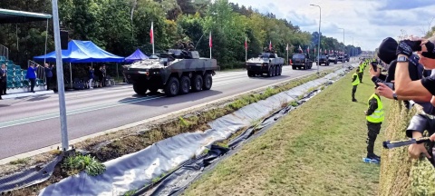 Czołgi, moździerze i wyrzutnie na ulicach. Defilada terytorialsów w Bydgoszczy [wideo, zdjęcia]