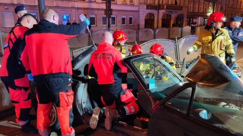 Wypadek na rondzie Jagiellonów. Kierowca uderzył w słup i barierki, nie miał uprawnień