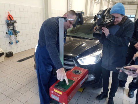 Oświetlaj, nie oślepiaj Na wybranych stacjach sprawdzisz oświetlenie za darmo [wideo]