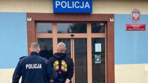 Wyszli na kebaba, skończyli zakuci w kajdanki. 21-latkowie odpowiedzą za posiadanie narkotyków