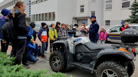 Poznały Badiego, Ikera i Legiona, zajrzały do policyjnego quada. Dzieci na komisariacie [zdjęcia]