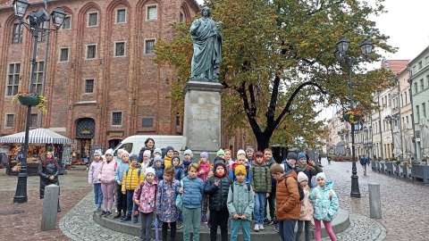 Pomnik Kopernika od 170 lat upiększa toruński rynek. Codziennie go mijamy [zdjęcie]