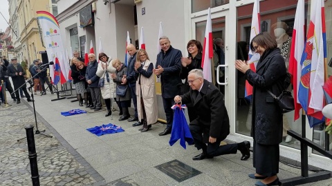 Ulica Długa w Bydgoszczy wzbogaciła się o kolejne autografy. Kto złożył swoje podpisy [zdjęcia, wideo]