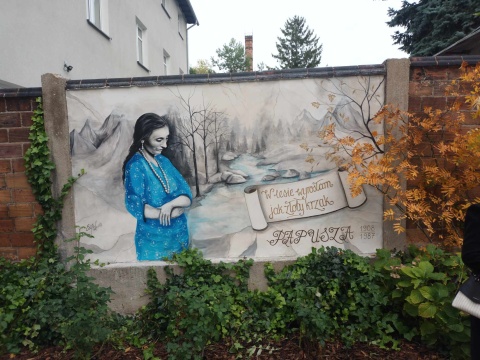 Ma pokazać nam świat Papuszy, jej poezję i niezwykłą osobowość. Nowy mural w Inowrocławiu