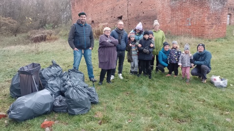 Chcemy uczyć małego patriotyzmu. Spędzili weekend na sprzątaniu terenu wokół toruńskiego zamku