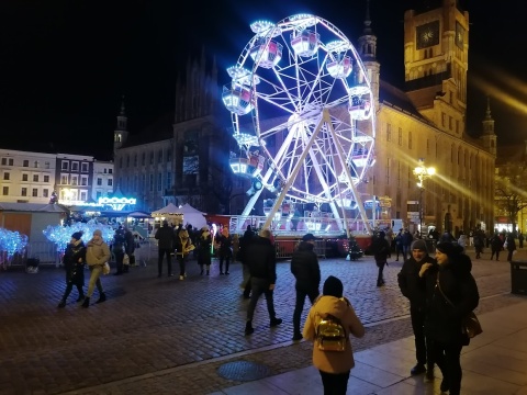 Toruński Jarmark Bożonarodzeniowy już trwa. Aukcja, kiermasz i koncerty [wideo, zdjęcia]