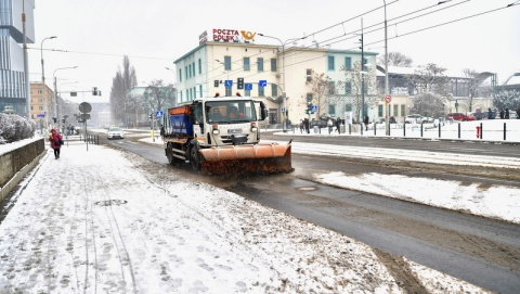 Ponad tysiąc pojazdów GDDKiA walczy ze śniegiem i błotem pośniegowym. Jeździ się ciężko