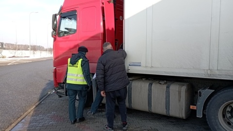 Kierowca z Rumunii fałszował czas pracy. Przymocował magnes do skrzyni biegów