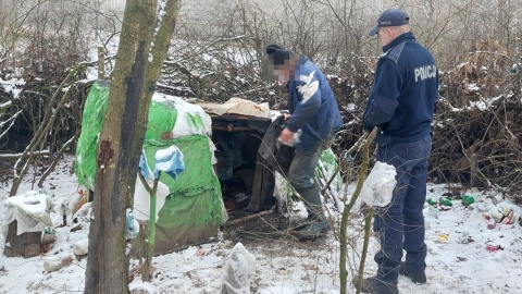 Koczował w lesie, od kilku dni nic nie jadł. Na szczęście ktoś zawiadomił policję