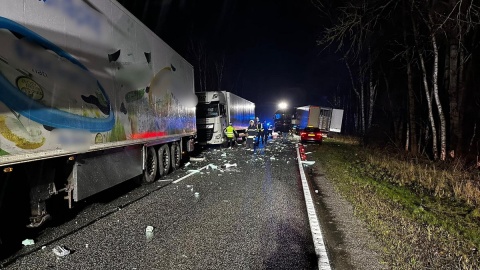 Zderzyły się dwie ciężarówki i samochód osobowy. Karambol na krajowej dziesiątce [aktualizacja]