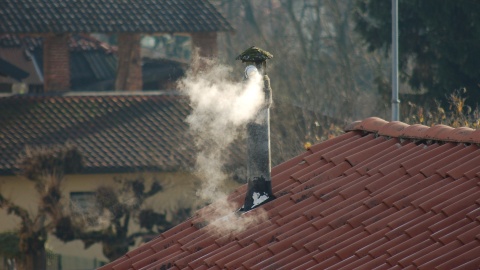 Czas na wygaszanie kopciuchów. Zakaz używania pieców pozaklasowych wszedł w życie